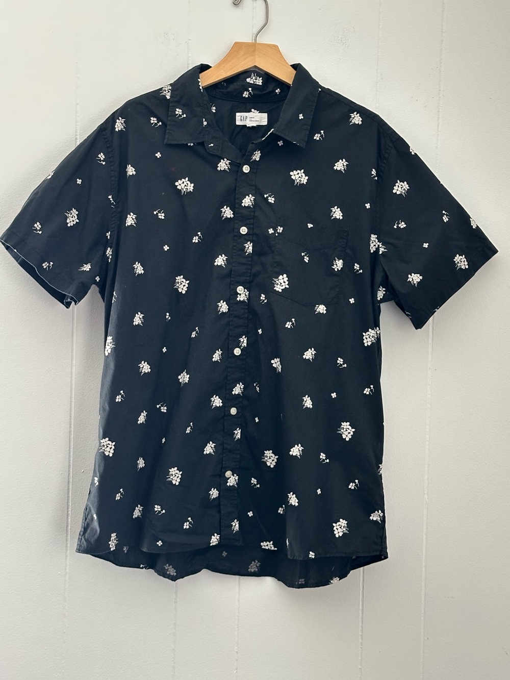 Men's Black Short-Sleeve Button-Up Shirt with White Floral Print XL